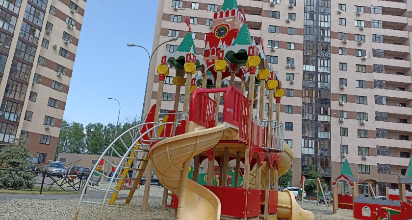 В поселке Ромоданово благоустраиваются детские игровые площадки