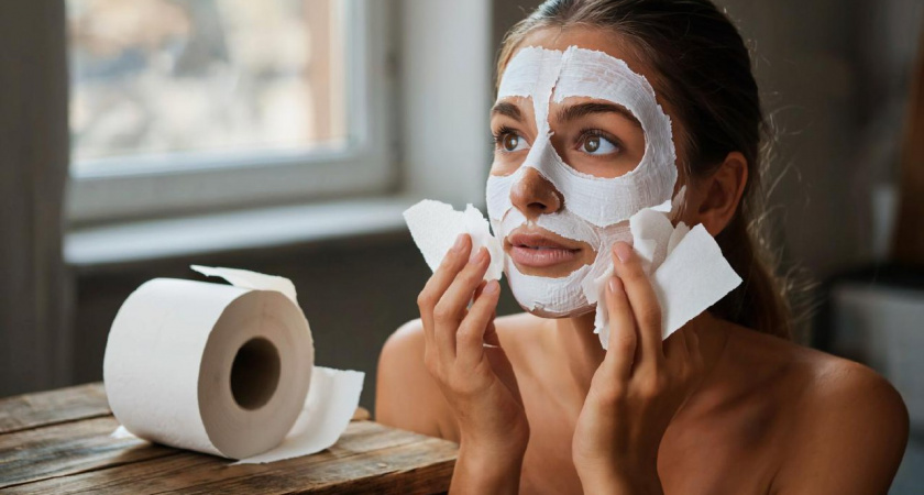 Зачем клеить туалетную бумагу на лицо: необычная и эффективная процедура для красоты кожи
