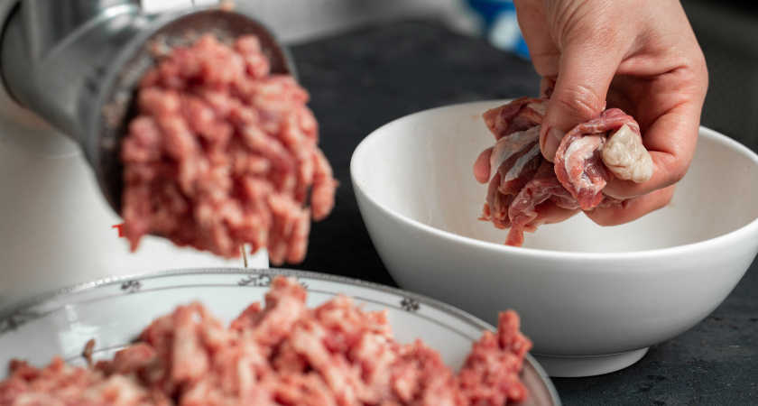 Почему нельзя вымешивать фарш руками? Ошибки, которые превращают сочные котлеты в подошвы
