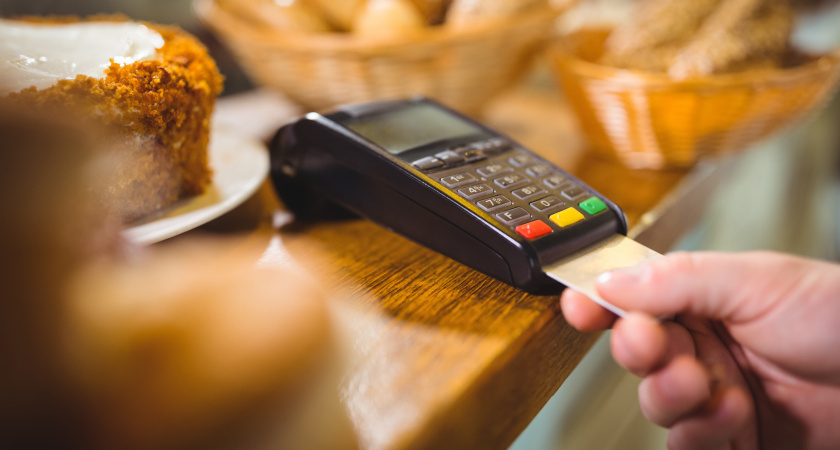 Безопасно ли вставлять карту в терминал, или лучше платить касанием