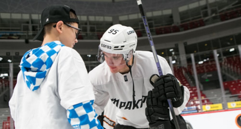 Банк Уралсиб провел встречу клиентов и сотрудников с игроками ХК «Трактор»