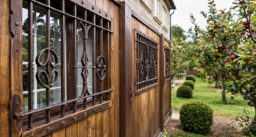 Не ставьте высокий забор и решетки на окна: почему эта защита от дачных воров работает против вас