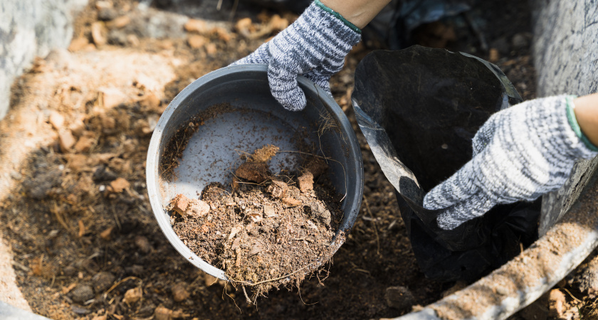 От такой смеси за зиму перегнивают даже доски: лить осенью по 3 ведра в компост обязательно