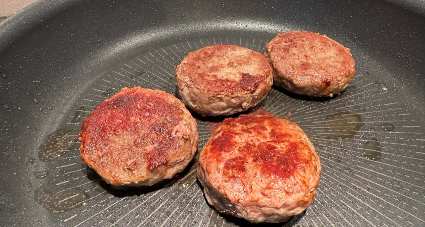 Что добавить в фарш, чтобы котлеты не были сухими и тонкими: 3 ингредиента для сочности и объема 