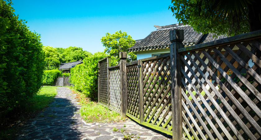 Сосед сдвинул забор на метр, "подарив" мне кусок территории: но весной я понял его хитрость - сейчас не знаю, как решить проблему