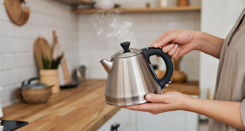 Накипь в чайнике растворилась за минуту: вот что надо кинуть в воду перед кипячением 