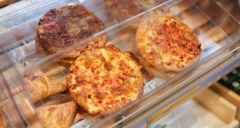 "Горячий хлеб и свежая выпечка": что прячется за аппетитной вывеской в пятерочке и стоит ли покупать это даже просто из любопытства