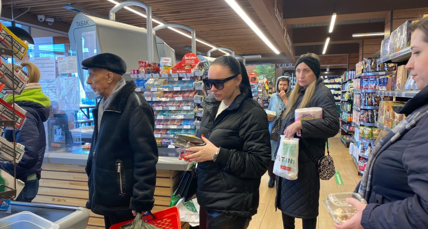 Дедушка тормозил кассира и всю очередь, отсчитывая 503 рубля монетами. Парень нагрубил старику, не представляя, с кем связался