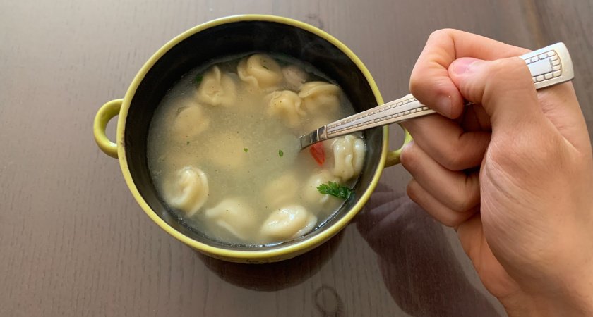 Всего лишь 1 действие во время готовки сделает пельмени в 2 раза сочнее: поверьте 30-летнему опыту