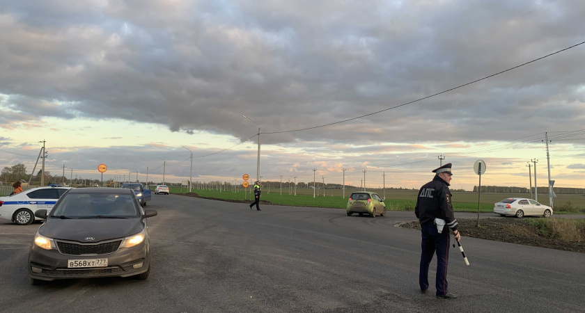 Инспектор ДПС жезлом останавливает на мосту: в чём подвох и что делать водителю? Автоюрист дал четкий ответ