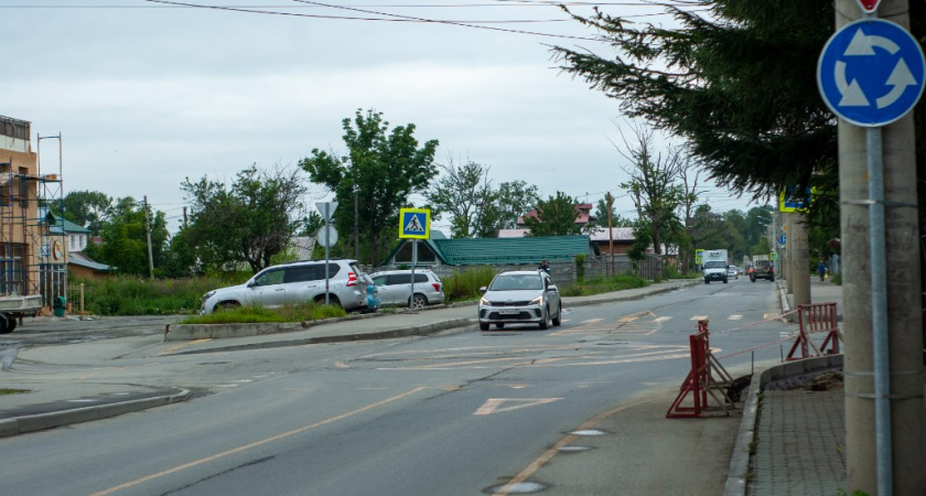 Забудьте, чему вас учили в автошколе: какой поворотник надо включать на кольце, левый или правый