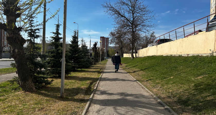 В Саранске привели в порядок тротуар у Детской поликлиники №1