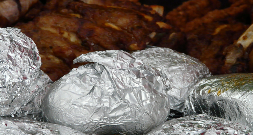 Выкинула из дома всю алюминиевую фольгу: больше не запекаю в ней и вам не советую - вот почему
