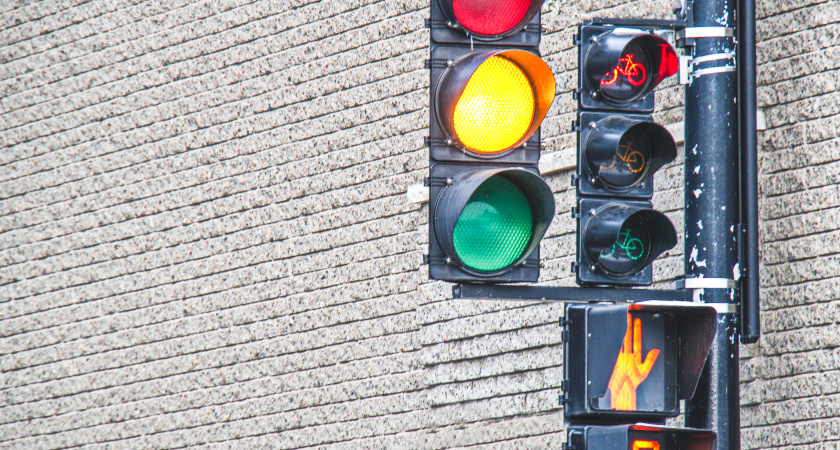 Верховный суд поставил важную точку: когда проезд на желтый не является нарушением - как грамотно избежать штрафа