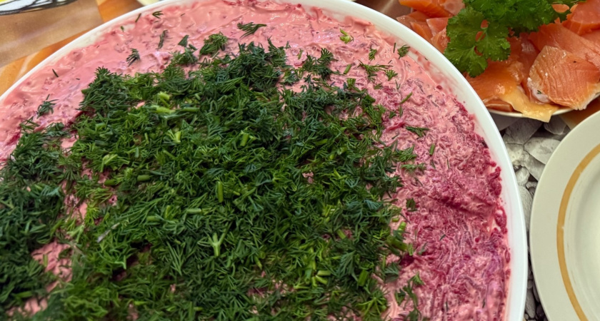 Вместо надоевшей "шубы" готовлю новогодний салат с селедочкой и свеклой на новый лад - улетает со стола еще до полуночи