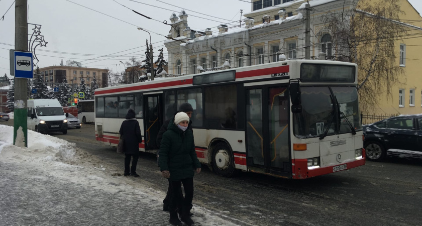 Можно ли объехать автобус, который стоит на остановке, если слева сплошная линия
