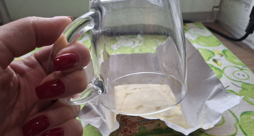 Зачем накрывать сливочное масло стаканом: бывалый шеф-повар поделился хитростью