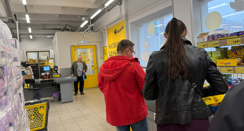 В Роскачестве объяснили, можно ли есть продукты до оплаты на кассе: учтите важный нюанс