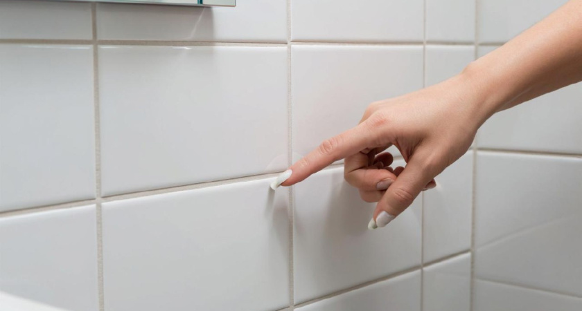 10 минут - и плесень в межплиточных швах растворится без следа: просто нанесите на пятна этот копеечный состав и смойте водой