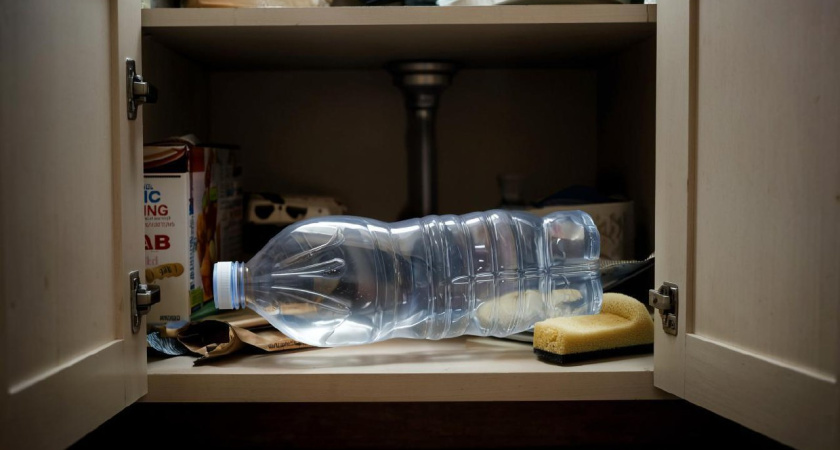 Всегда храню под раковиной разрезанную напополам пластиковую бутылку: сантехник подсказал лайфхак от засоров - рабочий на 100%