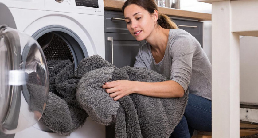 Тяжелое покрывало в машинке стираю методом "1/2": подруга не поверила своим глазам - годится даже для узкой стиралки