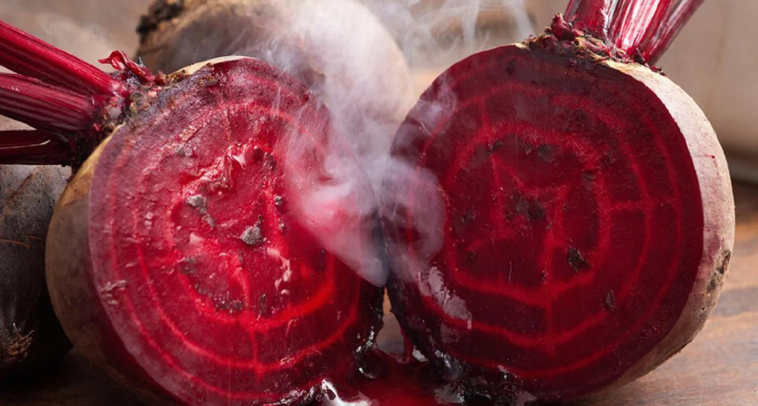 Свеклу на салаты часами не варю: знакомый повар научил готовить её вкуснее и проще - они у себя в ресторане готовят ее только так