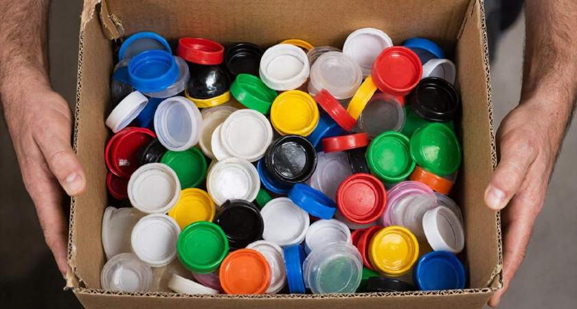 Цветные крышки от бутылок больше не выкидываю: скопил уже целую коробку - узнал 11 идей, как можно применить их в быту. Делюсь 