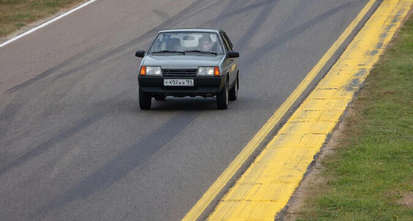 Можно ли пересечь желтую разметку у обочины: все разузнал, делюсь - как избежать штрафа или лишения