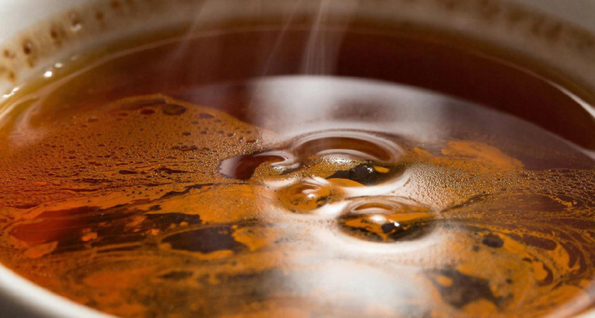 Масляная пленка на поверхности чая: эксперты Роскачества поставили жирную точку - опасна ли она