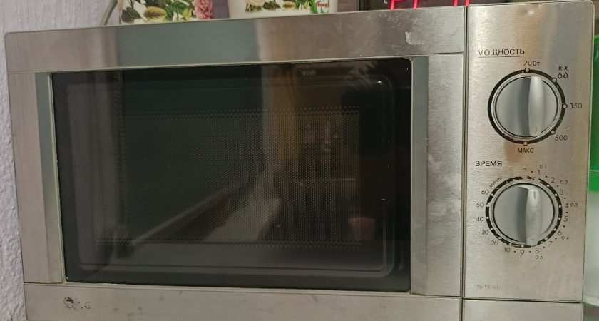 Слой жира и копоти в микроволновке отошел за минуту, осталось только протереть до блеска - теперь опять как новенькая