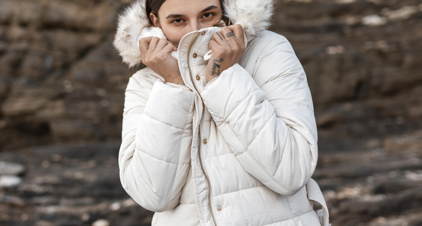 Даже застиранный пуховик будет как новый: без разводов, комков пуха и засаленных манжетов - делюсь секретом