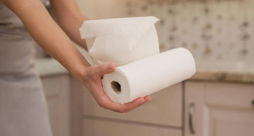 Всегда беру пару рулонов бумажных полотенец: хитро применяю их в хозяйстве - с уборкой и готовкой больше не вожусь