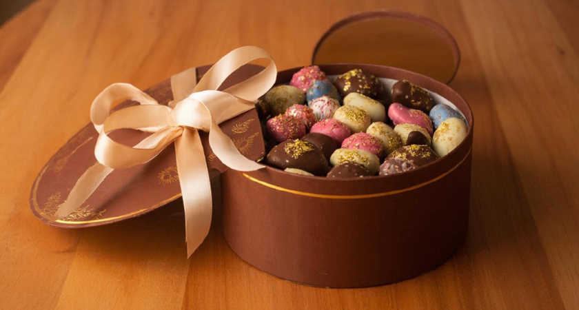 На подарок не годятся, да и себе к чаю брать не советую: конфеты в шикарной упаковке оказались несъедобны