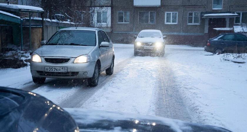 Выезжаю со двора, а навстречу машина: этого правила нет в ПДД, но как поделить узкую дорогу без конфликта