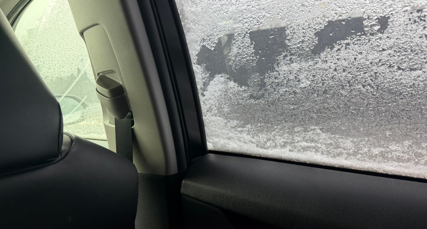 Стекла в авто больше не потеют и коркой льда не покрываются: избавился от давней проблемы в два счета - делюсь секретом