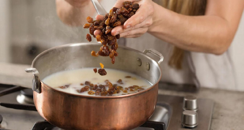 Кидаю горсть изюма в кипящее молоко: теперь у меня на столе не переводится сливочная вкуснятина к чаю - простой рецепт