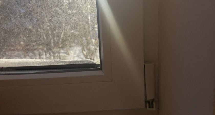 На рамы больше ничего не клею - взяла одну вещь с кухни: из окон не дует даже в Сибири