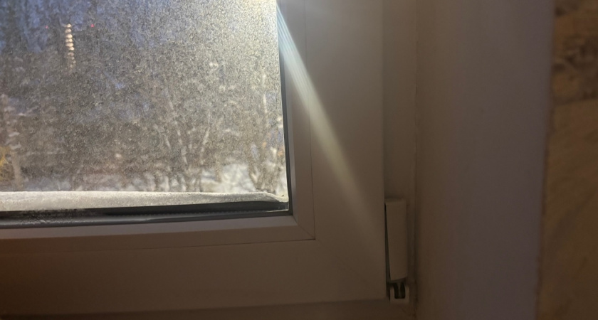 Подоконник больше не сквозит даже в лютый мороз: решил проблему без опыта - четкая инструкция 