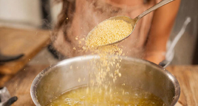 Сыплю манку в кипящее масло, через 2 минуты хрустящее лакомство к чаю уже на столе