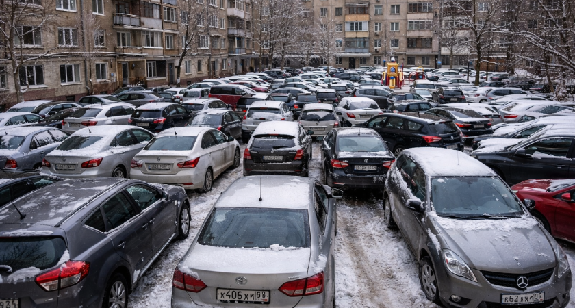 «Не пройти и не проехать»: саранские дворы превратились в парковки для чужих машин