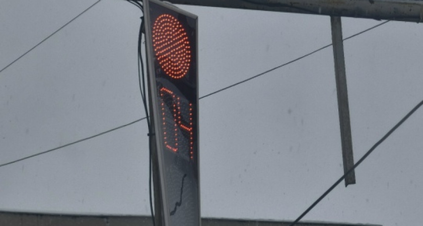 В Саранске на перекрёстке 50 лет Октября — Энгельса «повело» новый светофор