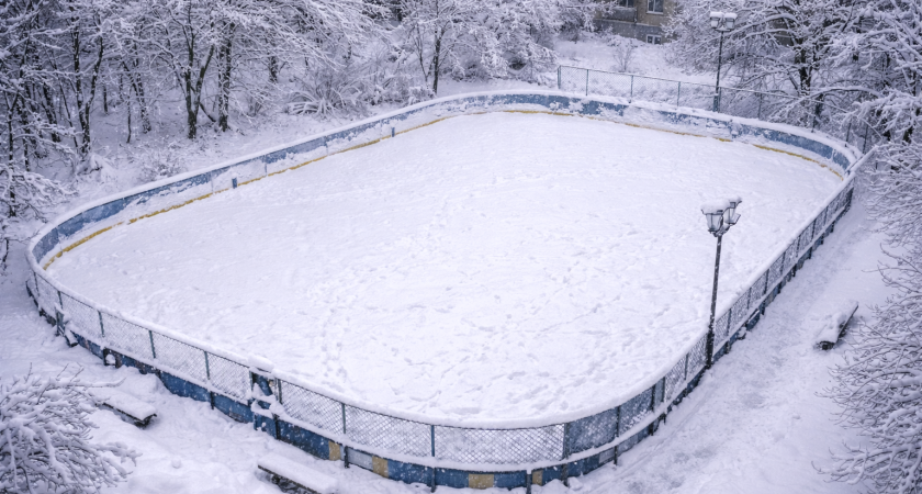 Саранск: каток у здания администрации оказался под снегом и без людей