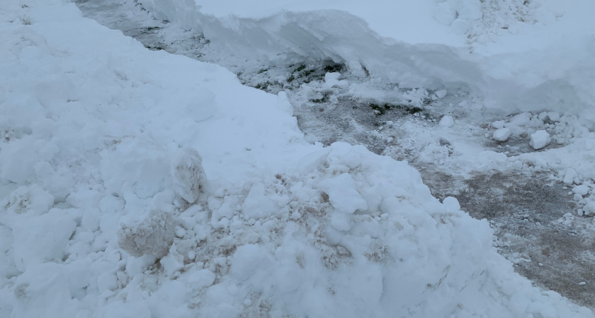 В Мордовии владельца дороги заставили убрать огромный сугроб у остановки