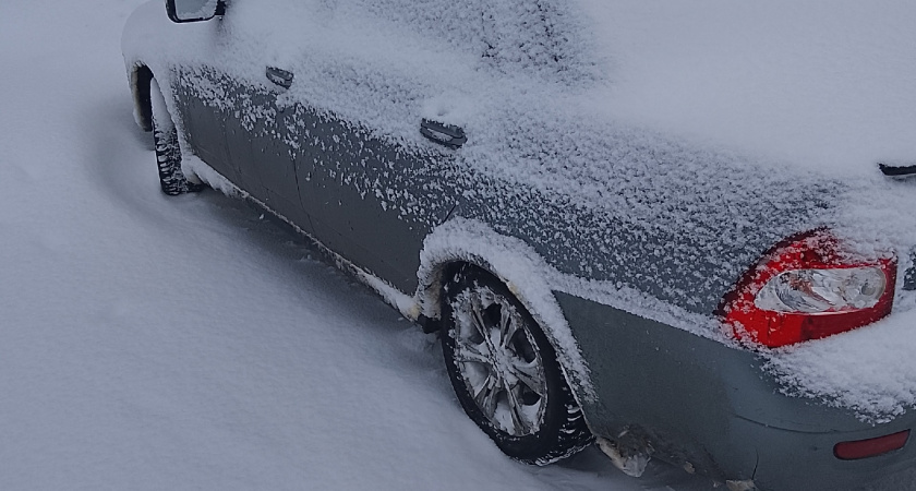 Саранчанин предлагает платные услуги по очистке машины от снега