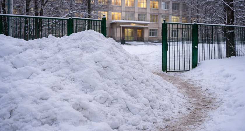«Обзор закрыт сугробом»: в Саранске просят убрать опасную гору снега у школы