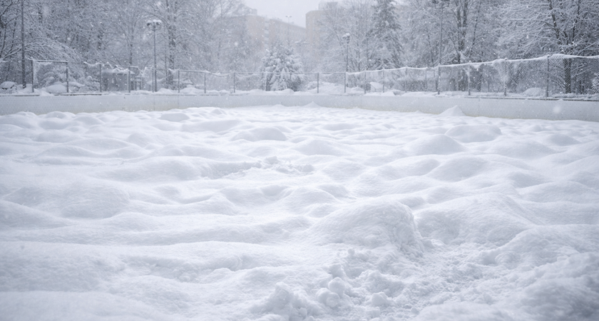 В Саранске катки завалены снегом