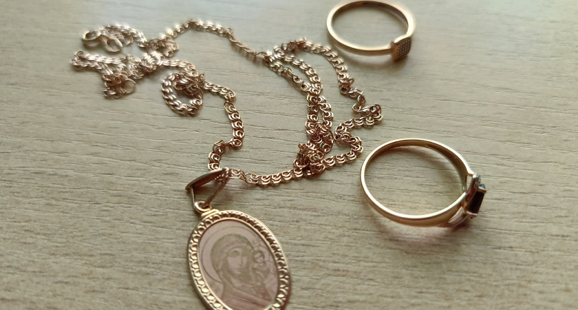 В Мордовии бывший заключенный сорвал золотую цепь с шеи приятеля