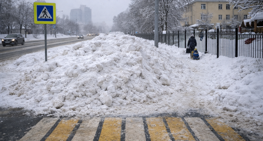 Саранск: тротуар к детсаду №79 завален снегом — родители не могут пройти