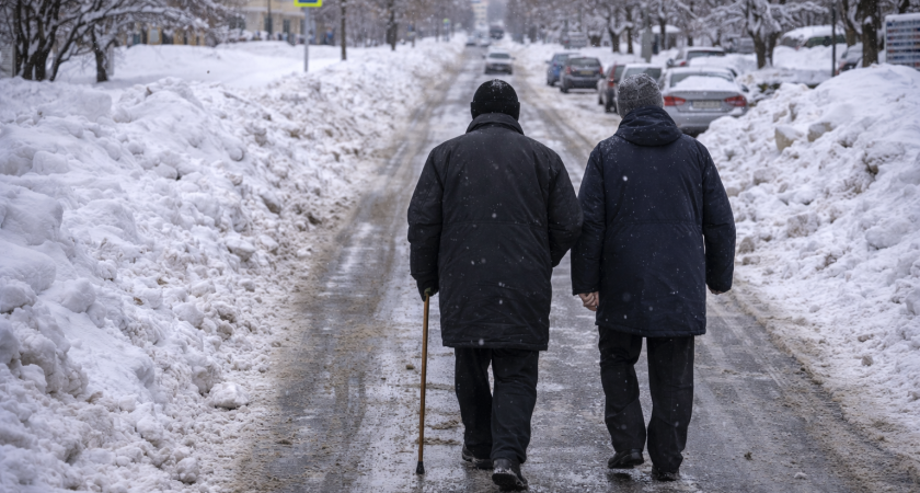 В Саранске снег с дороги перекинули на тротуары во время уборки