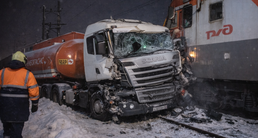 Пассажирский поезд столкнулся с бензовозом на переезде в Мордовии